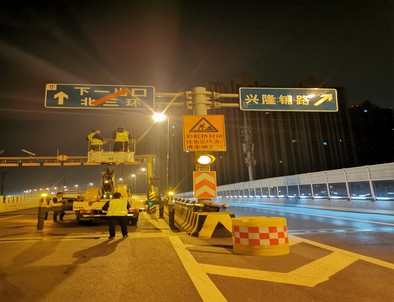 武汉郑州市北三环彩虹桥交通标志牌安装现场
